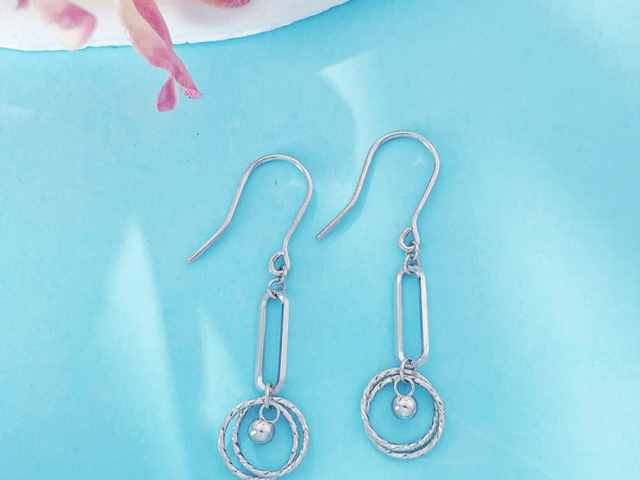 白银价格延续上涨 鲍威尔表示不急于降息