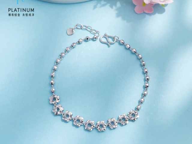 2月28日周生生黄金价格报1602元/克 较上一日上涨32元/克