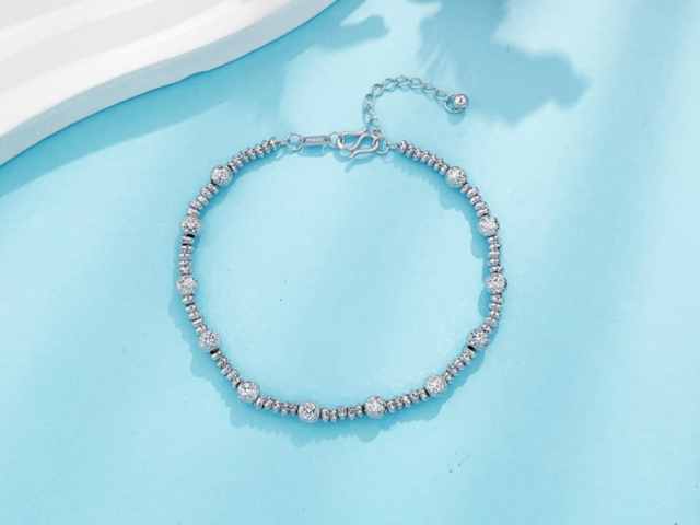 供应短缺+美元走弱支撑 现货银延续上涨势头