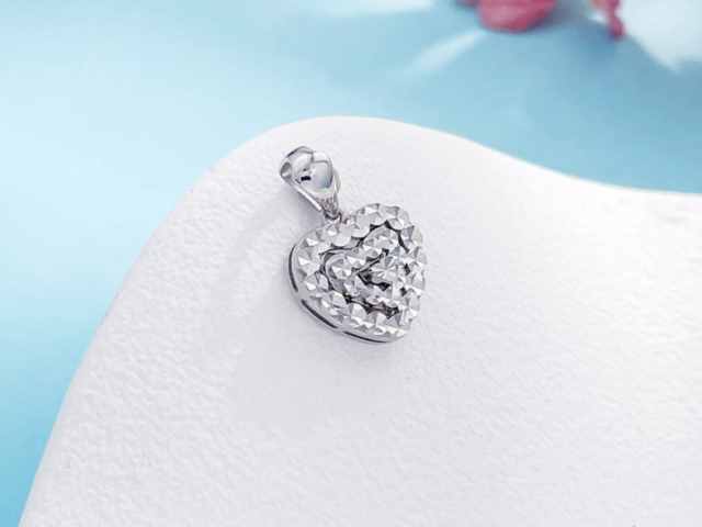 特朗普密谋政权更迭 伦敦金避险冲高站稳5160