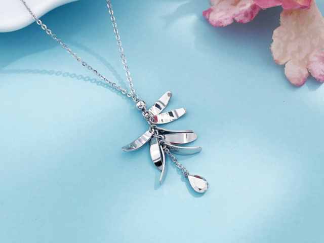 2026年3月12日萃华珠宝收盘报7.83元下跌2.61%