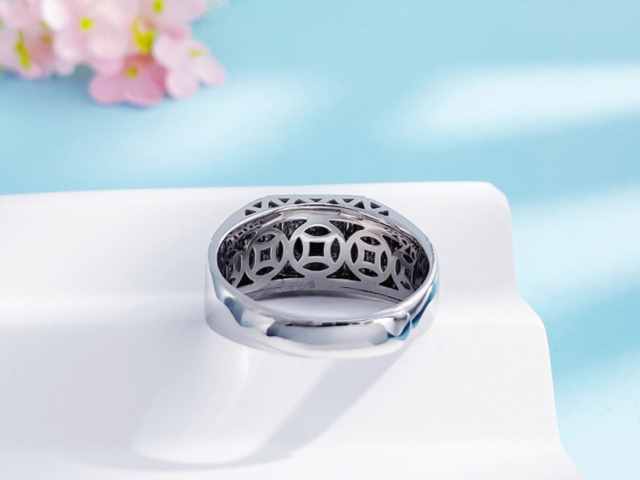 现货黄金日线多头排列 主升浪中警惕超买震荡