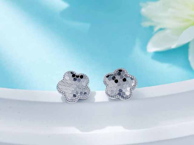 【黄金期货收评】关注中东局势和美国非农数据 沪金日内下跌310%