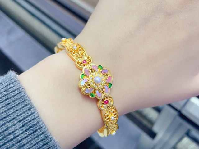 金价涨势暂歇进入调整期 强美元与降息延迟成主因