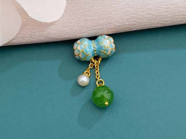 2026年1月16日萃华珠宝收盘报12.69元下跌2.38%